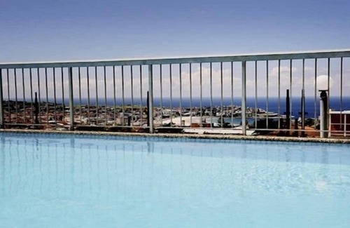 Bondi Apartment | bondi beach studio 8 balcony rooftop pool, aircon, walk to beach, restaurants