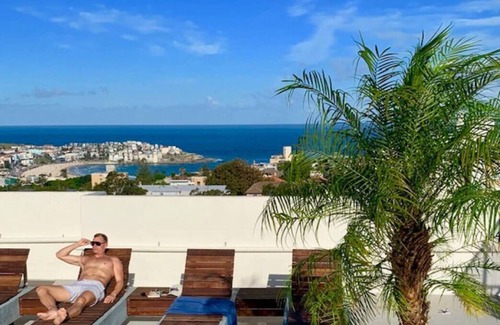 Bondi Apartment | bondi beach studio 8 balcony rooftop pool, aircon, walk to beach, restaurants