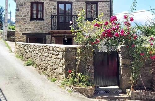 Frama House | Bonita Casa con Jardín y Vista a Picos de Europa