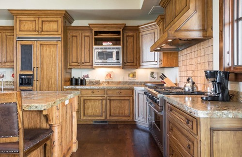 North Park City Cottage | Book a Winter Stay Today! Beautiful Ski Chalet, Silver Star #04, with private hot tub