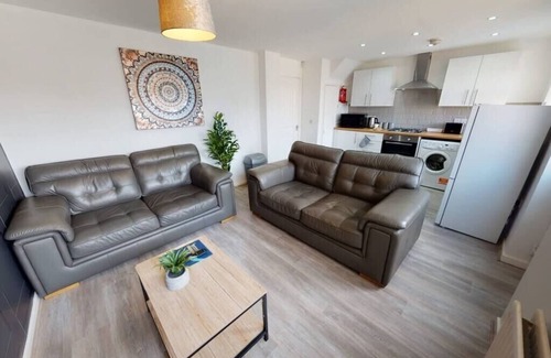 Middlesbrough House | Book Direct 10% Off > Flexley House 4 Br Workstays