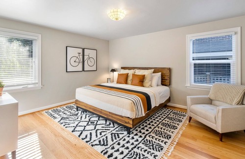 Whittier Heights House | Book May 21-27 for $1455 (send inquiry 4 special) | Trendy Ballard Bungalow | 7 Miles 2 Dwntwn