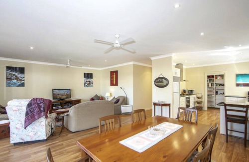 Patonga House | Book Wine & Sinker Pet Friendly