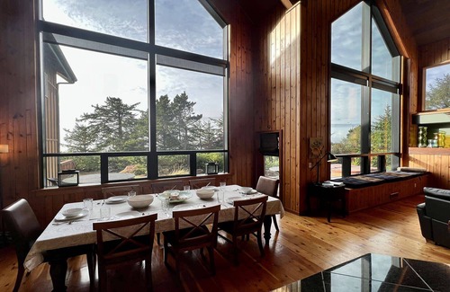 Newport House | BookStayHop - Oceanview-Near Agate Beach with hot tub