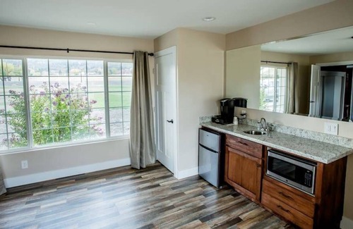Medford Apartment | BookStayHop -Rellik Wine Suite ~Pool, Hot Tub, Mountain Views, & Outdoor Space!