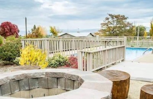 Medford House | BookStayHop -Rellik Alpaca Suite. Pool, Hot Tub, Mountain Views & Outdoor Space!