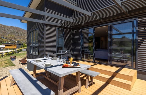 East Jindabyne House | Boorolong, located on the shores of Lake Jindabybne