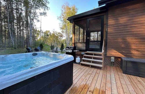 Baie-St-Paul Ski Chalet | Boréa 10: Tranquil Nature Retreat with Spa & BBQ