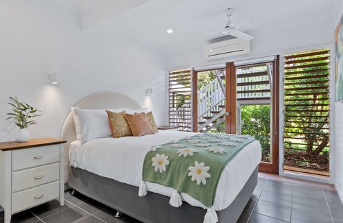 Edge Hill House | Botanica View – Spacious Edge Hill Home with Pool and Views