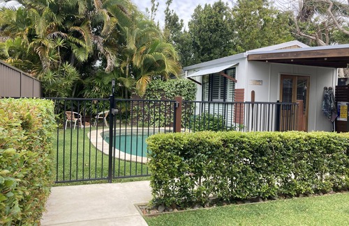 Moffat Beach Apartment | Boudoir on Bryce St - (Pet Friendly to ONE, SMALL non hair shedding dog 4.5kg)