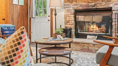 Lake Harmony House | Boulder Pointe by AvantStay Deck Forest Views Boulder Lake Club Passes