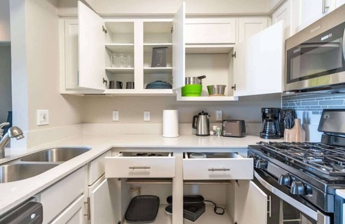 Willow Run Apartment | Boulevard Stays Tranquil 1BR King Suite Pool, Parking & Gym 01
