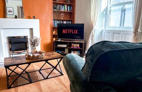 Castleton House | Bourne Cottage - Stylish 3-Bedroom Retreat, Sleeps for 7 Guests, Pet-Friendly & Family friendly, Xbox Series S & Games