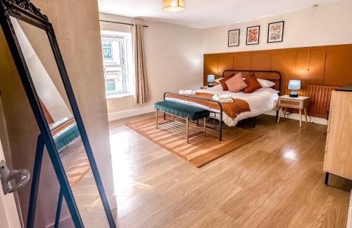 Castleton House | Bourne Cottage - Stylish 3-Bedroom Retreat, Sleeps for 7 Guests, Pet-Friendly & Family friendly, Xbox Series S & Games