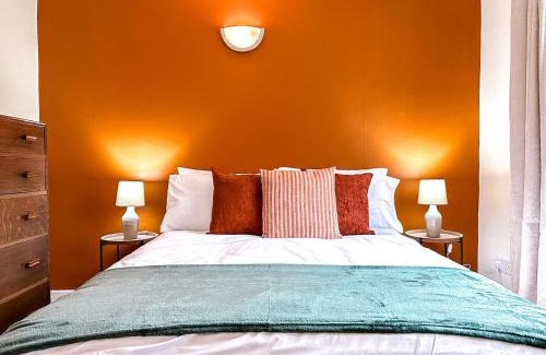 Castleton House | Bourne Cottage - Stylish 3-Bedroom Retreat, Sleeps for 7 Guests, Pet-Friendly & Family friendly, Xbox Series S & Games