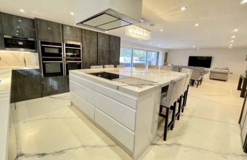 Bournemouth House | BOURNECOAST: AMAZING MANOR HOUSE WITH POOL/SPA NEAR BOURNEMOUTH CENTRE - HB8399