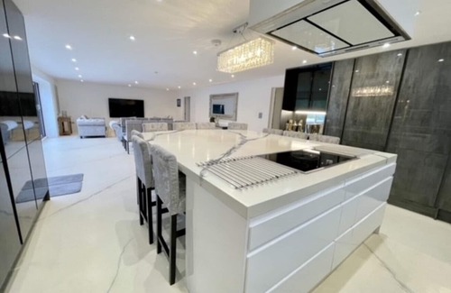 Bournemouth House | BOURNECOAST: AMAZING MANOR HOUSE WITH POOL/SPA NEAR BOURNEMOUTH CENTRE - HB8399