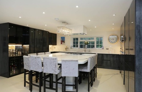 Bournemouth House | BOURNECOAST: AMAZING MANOR HOUSE WITH POOL/SPA NEAR BOURNEMOUTH CENTRE - HB8399