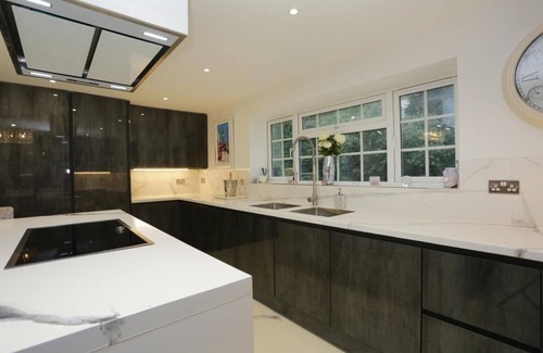 Bournemouth House | BOURNECOAST: AMAZING MANOR HOUSE WITH POOL/SPA NEAR BOURNEMOUTH CENTRE - HB8399