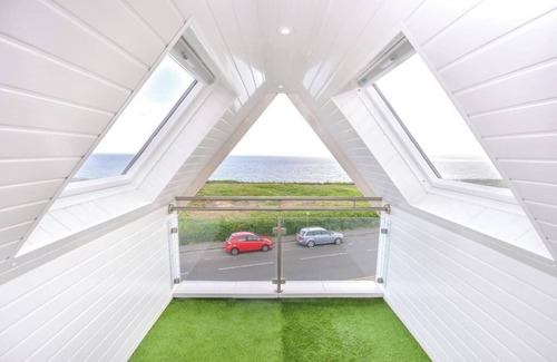 Boscombe Apartment | Bournecoast: Modern clifftop apartment with panoramic sea views by beach -FM6184