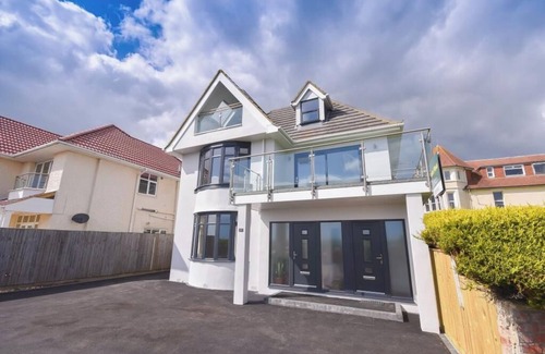 Boscombe Apartment | Bournecoast: Modern clifftop apartment with panoramic sea views by beach -FM6184