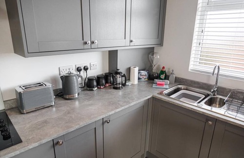Southbourne Apartment | BOURNECOAST: STYLISH FLAT- BALCONY/SEA VIEW- PARKING- 10 MIN WALK TO BEACH- 8407