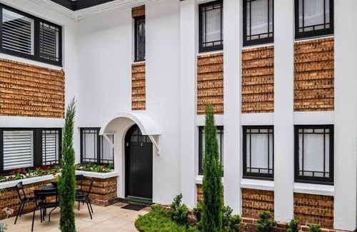 Middle Park Apartment | Boutique Art Deco Apt+Beach, Park, Shops, Cafes F1