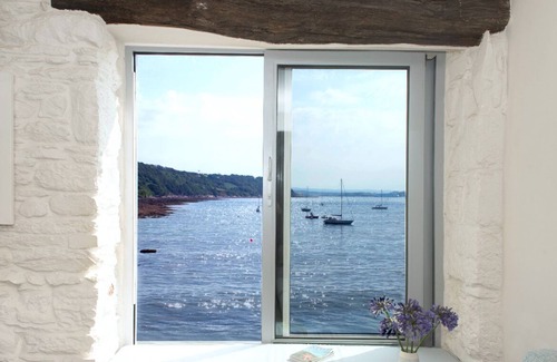 Kingsand House | Boutique beach house right on the beach with amazing sea views!