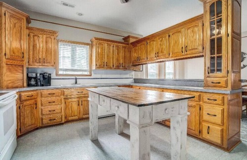 Lee's Summit House | Boutique Cottage on Gated Estate 3 bd 2 ba Getaway wifi cable ADA entry Hot Tub