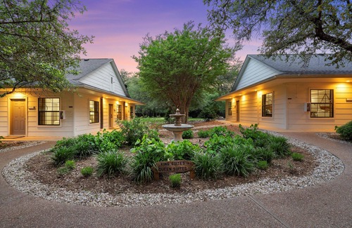 Crawford Apartment | Boutique Hotel Suite on 30 Acre Retreat & 20 Minutes to Baylor & Waco Activities