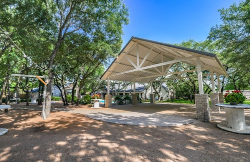 Crawford Apartment | Boutique Hotel Suite on 30 Acre Retreat & 20 Minutes to Baylor & Waco Activities