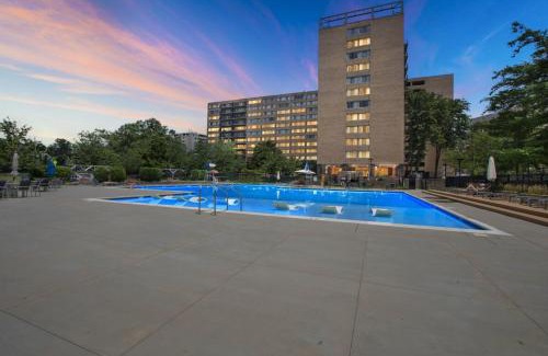 Crystal City Apartment | Boutique Suite-Sleeps 7-Free Parking-Balcony Views