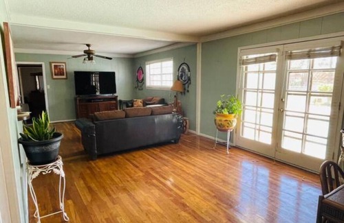 El Paso House | Bowen Estates in cul-de-sac large backyard & lots of room. 8024 Bowen Rd El Paso