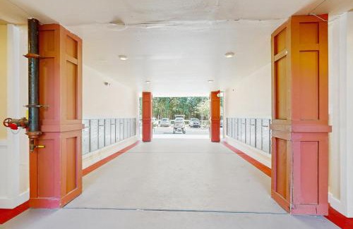Goose Creek Hotel | Bowen Village 2118A