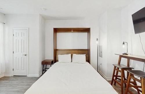 Goose Creek Hotel | Bowen Village 2118A