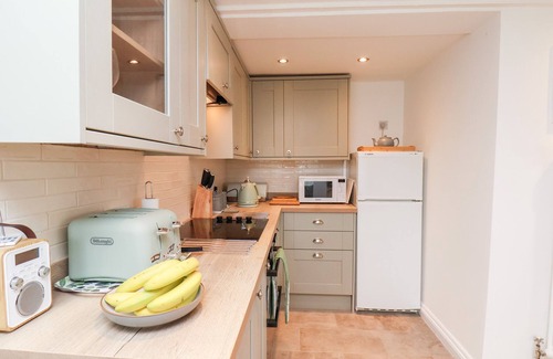 Fylingthorpe House | BRAESIDE, pet friendly, with open fire in Fylingthorpe