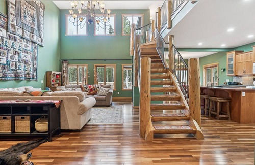 Bragg Creek House | Bragg Creek historic Cosy Cabin established in 1946