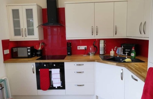 Bude House | 'Bramble Cottage' bungalow with optional hot tub and shared EV charger.