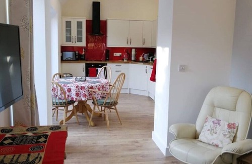 Bude House | 'Bramble Cottage' bungalow with optional hot tub and shared EV charger.
