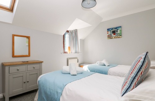 Maenporth Cottage | BRAMBLE COTTAGE, family friendly, with pool in Maenporth, Cornwall