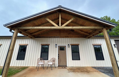 Nancy House | BRAND NEW 3 Bedroom Modern Barndominium at Lake Cumberland .5 mi to boat launch!