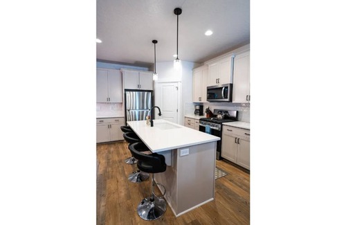 Victor House | Brand New 3 BR Vacation Home on a Golf Course