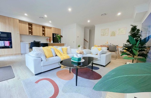 Gold Coast House | Brand New, 3BR Modern Comfort Oasis,WIFI,Parking