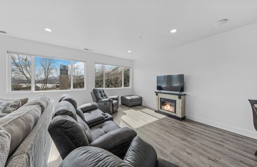 Topaz Lake Condo | Brand-new 4-bed, 2-bath suite with stunning lake views.