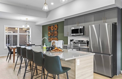 Harvie Heights Apartment | Brand New 8BR Family Retreat
