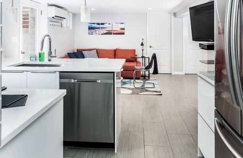 Northwest Apartment | Brand new and modern apartment on Red Line!