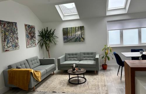 Syon House | Brand New Big House with garden and free parking