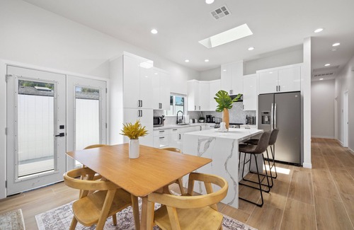 Riverview West House | Brand New Build, Luxurious, Bright, Cozy Staycation, 20 mins to Disney, Arcade