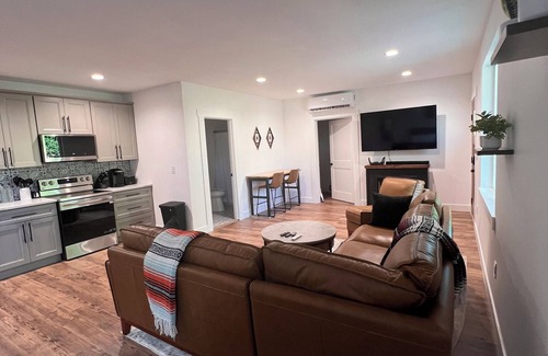 West Side Highway House | BRAND NEW bungalow AC & WiFi in Kelso, 2 parking spots, with EV Charger & Sauna