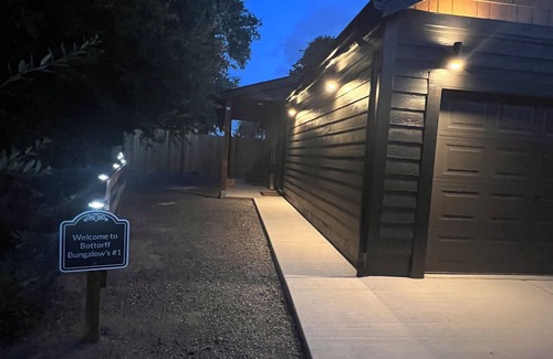 West Side Highway House | BRAND NEW bungalow AC & WiFi in Kelso, 2 parking spots, with EV Charger & Sauna